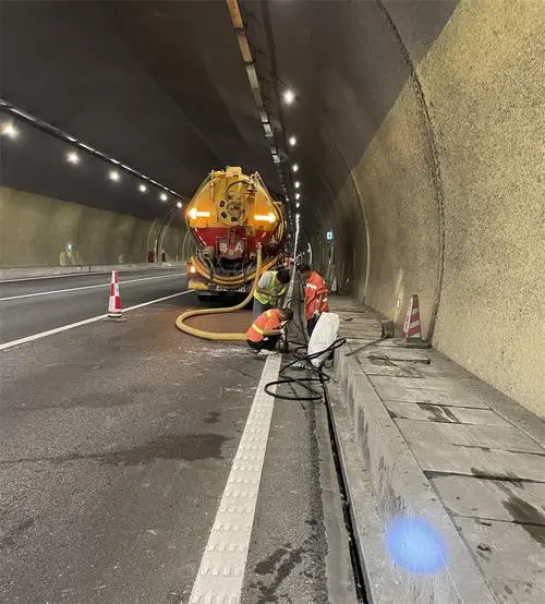 横栏镇隧道排水渠清淤